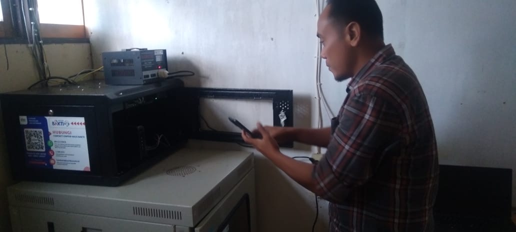 Pengecekan Fasilitas Internet Oleh Teknisi dari Pemerintah Provinsi Papua Tengah